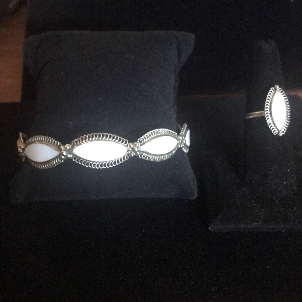 Mother of Pearl bracelet and ring - Picture 1 of 7